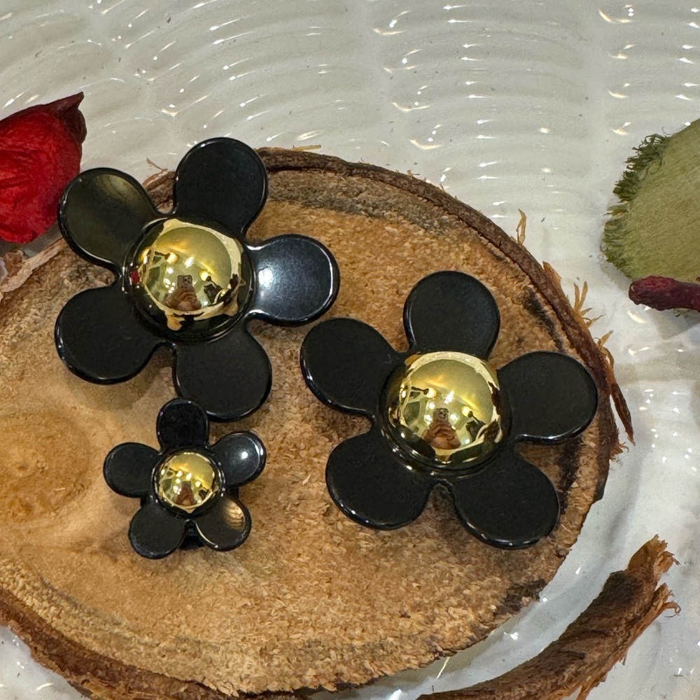 Black & Gold Daisy Flower Charms – Perfect for Crocs, Bogg Bags & More